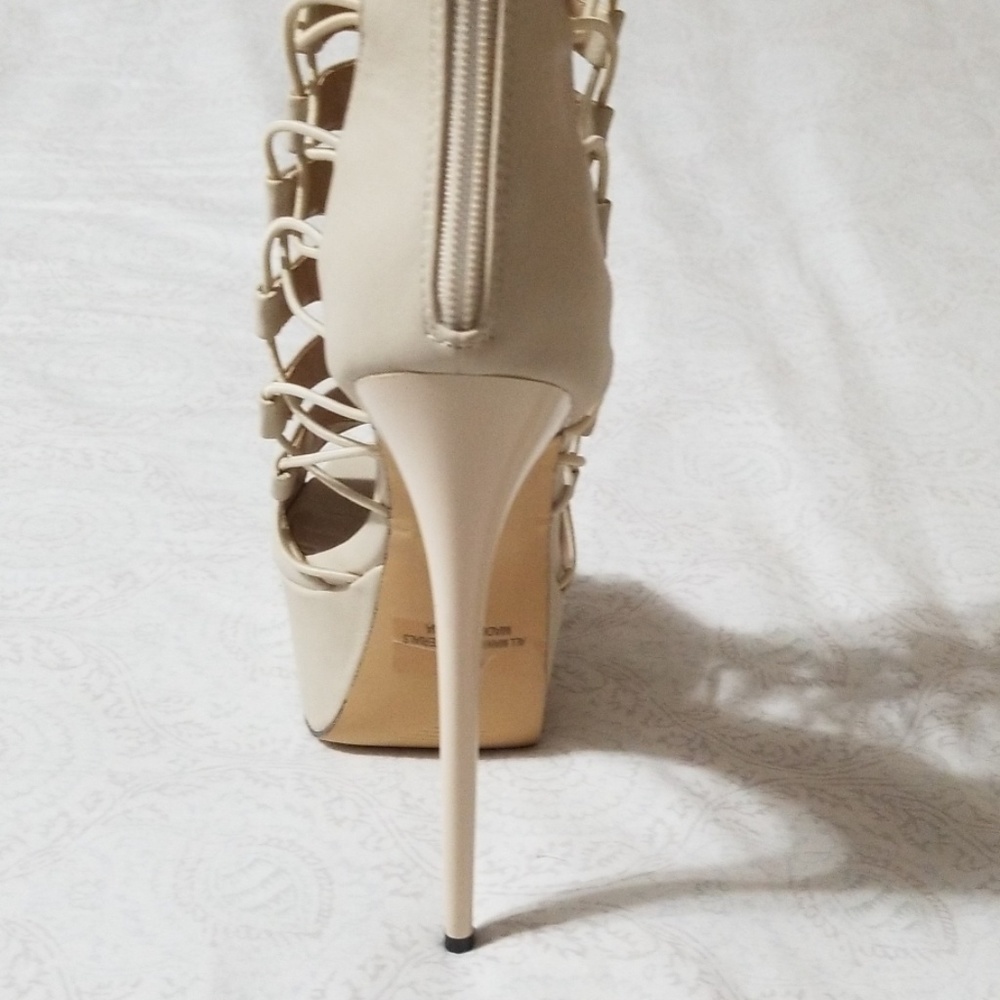 Heels - Picture 4 of 4